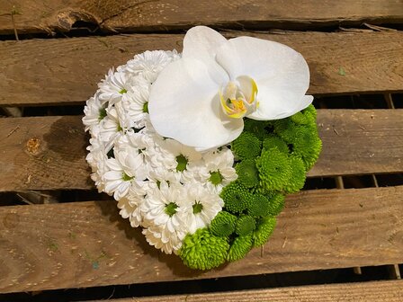 Bloemstuk Allerheiligen mini hartje witte tinten met orchidee 