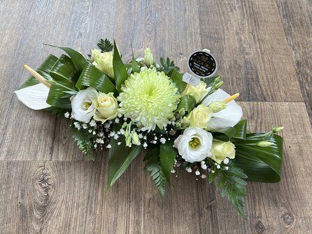 Bloemstuk witte en groene tinten smal 