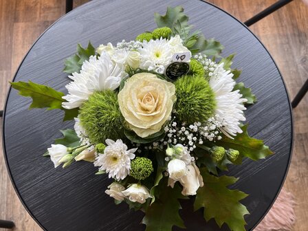 Bloemstukje Allerheiligen rond wit 