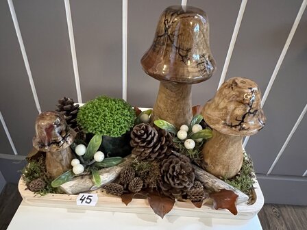 tafelcompositie met decoratieve paddenstoelen